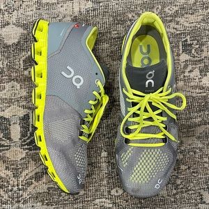 On Cloud Men’s gray and green shoes